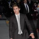 Regardez Zac Efron : Costard, sourire ravageur et une dose d'humour... il met le paquet !