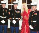 Michaele Salahi pose avec les Marines de la Maison Blanche lors du dîner d'état organisé pour le Premier ministre indien en novembre 2009