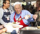 Kirk Douglas et sa femme Anne servent des repas au plus démunis la veille de Thanksgiving à Los Angeles le 25 novembre 2009