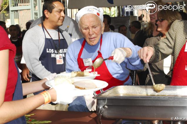Kirk Douglas et sa femme Anne servent des repas au plus démunis la veille de Thanksgiving à Los Angeles le 25 novembre 2009