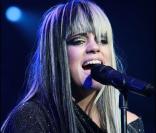 Lily Allen arborait une toute nouvelle coupe en noir et blanc lors de son concert à la O2 Academy à Londres. Petit sourire en coin, l'adorable peste britannique a tout simplement car-ton-né !