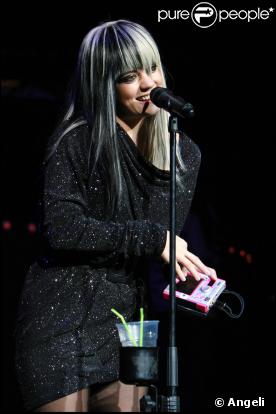 A la  O2 Academy  de Brixton, un quartier londonien, Lily Allen a totalement mis le feu hier soir : concert archi-complet pour un public surchauffé ! Go Lily !