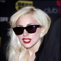 Regardez Nikos se faire gifler par Lady Gaga... Elle ne l'a pas loupé !