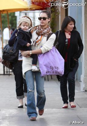 Jessica Alba et sa petite Honor dans les rues de Los Angeles le 29/11/09 