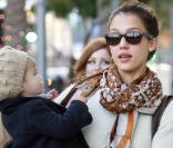 Jessica Alba et sa petite Honor dans les rues de Los Angeles le 29/11/09 