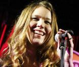 Joss Stone chante pour le lancement de la campagne contre le pauvreté du Hard Rock Café, Londres, le 1er décembre 2009.