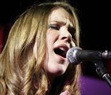 Joss Stone chante pour le lancement de la campagne contre le pauvreté du Hard Rock Café, Londres, le 1er décembre 2009.