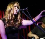 Joss Stone chante pour le lancement de la campagne contre le pauvreté du Hard Rock Café, Londres, le 1er décembre 2009.