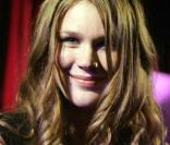 Joss Stone chante pour le lancement de la campagne contre le pauvreté du Hard Rock Café, Londres, le 1er décembre 2009.