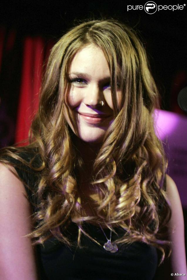 Joss Stone chante pour le lancement de la campagne contre le pauvreté du Hard Rock Café, Londres, le 1er décembre 2009.