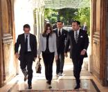 Nicolas Sarkozy et Carla Bruni rendant visite au roi Mohammed VI et son frère Moulay Rachid dans sa résidence à Paris en juin 2008 