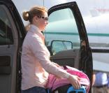 Katherine Heigl mont à bord d'un jet-privé en compagnie de son adorable petite Naleigh et sess chiens à Van Nuys, Los Angeles le 2 décembre 2009 