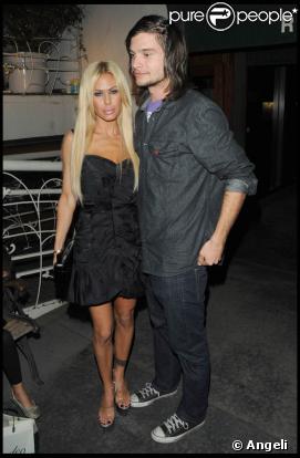 Shauna Sand a présenté son nouveau toyboy à la sortie du restaurant Madeo, à West Hollywood, Los Angeles, le 4 décembre 2009.
