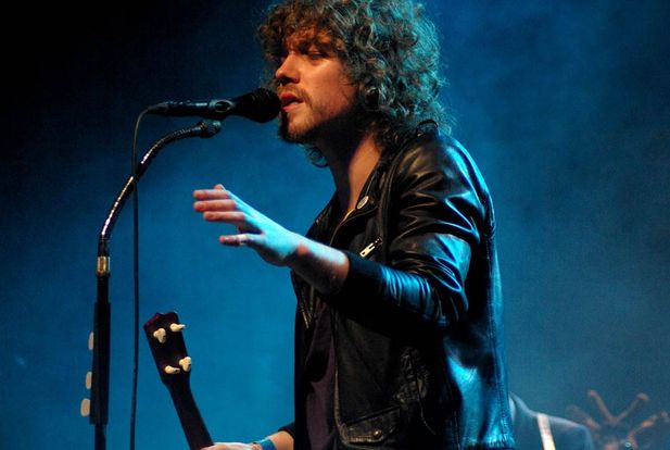 Julien Doré donnait un concert exceptionnel devant quelques centaines de fans à Nécan... Il a mis le feu et a offert une prestation mémorable à son public.