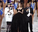 Geneviève de Fontenay, Sylvie Tellier et Jean-Pierre Foucault lors de l'élection de Miss France 2010, le 5 décembre 2009