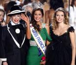 Geneviève de Fontenay, Miss France 2010, Malika Ménard, et Sylvie Tellier lors de l'élection de Miss France 2010, le 5 décembre 2009