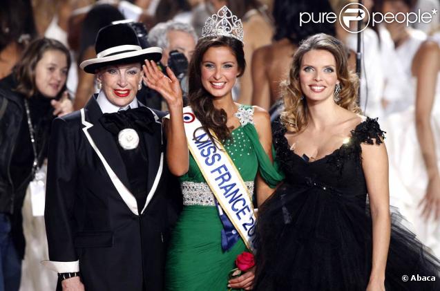 Geneviève de Fontenay, Miss France 2010, Malika Ménard, et Sylvie Tellier lors de l'élection de Miss France 2010, le 5 décembre 2009