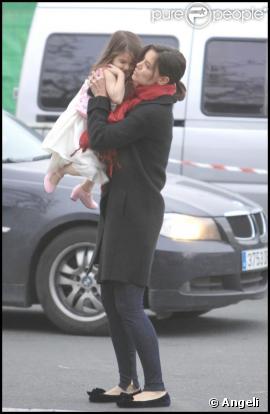 Tom Cruise et Katie Holmes et leur fille Suri sur le tournage de Knight and Day à Seville le 7 décembre 2009