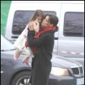 Tom Cruise et Katie bravent le froid alors que leur petite Suri sort à moitié nue... Les gilets sont interdits par la Scientologie ?