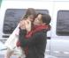 Tom Cruise et Katie bravent le froid alors que leur petite Suri sort à moitié nue... Les gilets sont interdits par la Scientologie ?