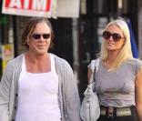 Mickey Rourke avec Elena Kuletskaya se promènent à New-York en septembre 2009 