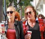 Mickey Rourke avec Elena Kuletskaya font du shopping à Los Angeles en novembre 2009 