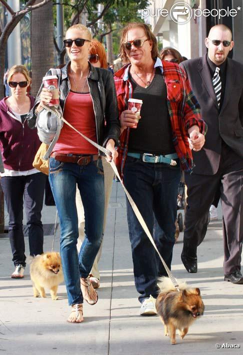 Mickey Rourke avec Elena Kuletskaya font du shopping à Los Angeles en novembre 2009 