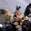 Regardez Rihanna déguisée en Mickey version sexy, très dénudée, body et char d'assaut c'est... Hard !