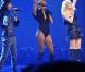 Rihanna interprète Umbrella avec Leo et Vanessa, deux candidats de la 8ème édition de Popstar en Allemagne le 10 décembre 2009