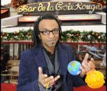 Manu Katché à la vente de décorations de Nöel au bar de la Croix Rouge à Paris, le 10 décembre 2009.