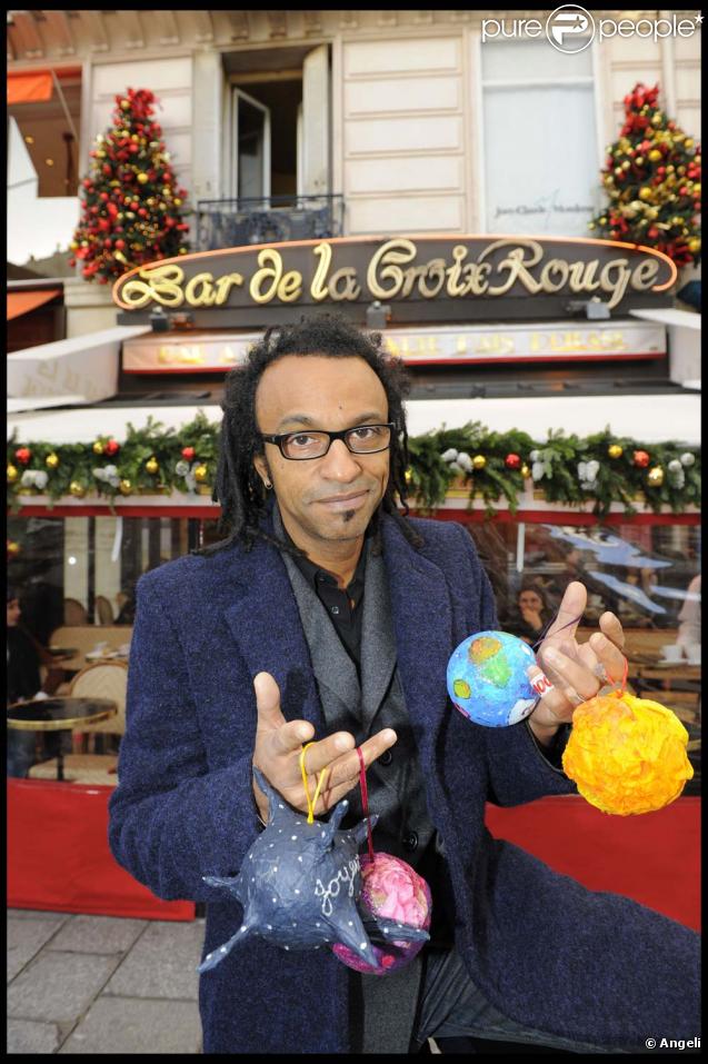 Manu Katché à la vente de décorations de Nöel au bar de la Croix Rouge à Paris, le 10 décembre 2009.
