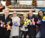 Alain Terzian, Jean-Daniel Lorieux, Alexandra Golovanoff, Jean-Luc Naret et Manu Katché à la vente de décorations de Nöel au bar de la Croix Rouge à Paris, le 10 décembre 2009.
