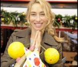 Alexandra Golovanoff à la vente de décorations de Nöel au bar de la Croix Rouge à Paris, le 10 décembre 2009.