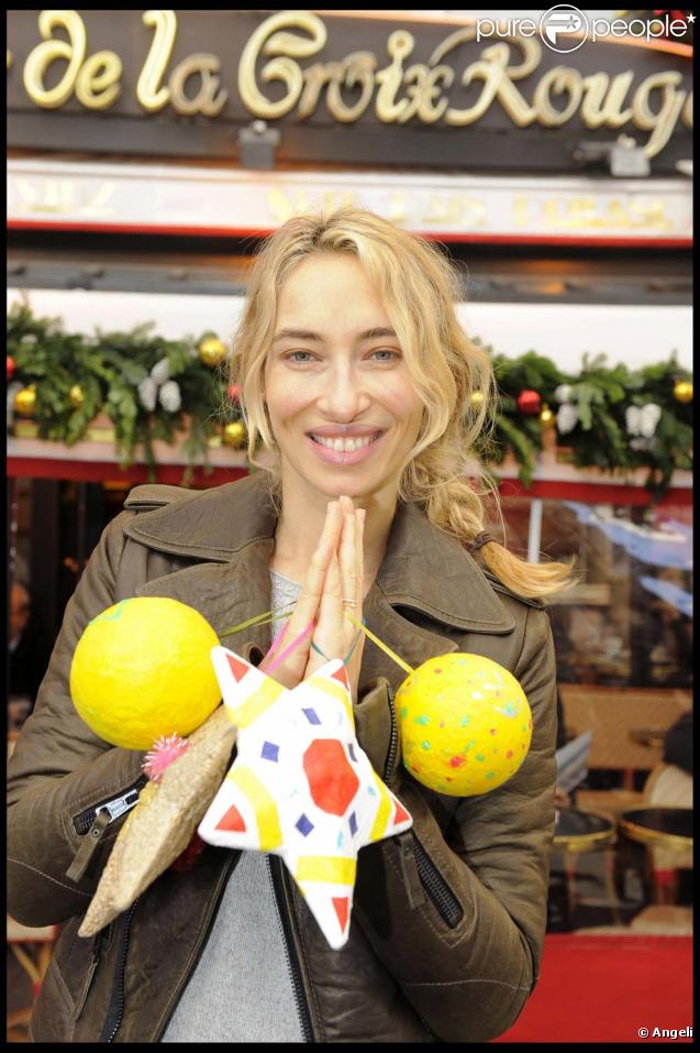 Alexandra Golovanoff à la vente de décorations de Nöel au bar de la Croix Rouge à Paris, le 10 décembre 2009.