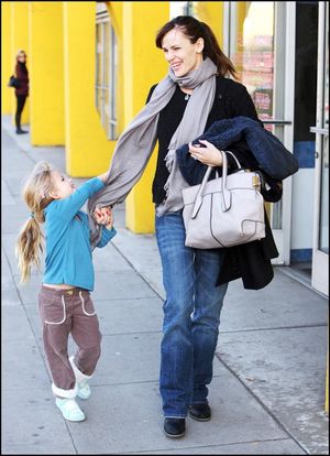 Jennifer Garner vient chercher son adorable fille Violet Affleck à la sortie de l'école le 9 décembre 2009 à Santa Monica