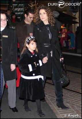 Melina Kanakaredes fait du shopping avec sa fille Karina à Los Angeles le 11 décembre 2009 