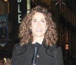 Melina Kanakaredes fait du shopping avec sa fille Karina à Los Angeles le 11 décembre 2009 