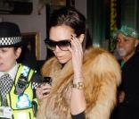 Victoria Beckham arrive à Londres en Eurostar après son séjour à Paris le 12 décembre 2009
