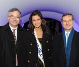 La très charmante Malika Ménard - Miss France 2010 - aux côtés de Philippe Delahaye, à l'occasion de la grande soirée Toshiba organisée au Palais de Tokyo, à Paris, le 14 décembre 2009.