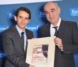 Alexandre Bompard et Pascal Nègre tiennent le fameux album