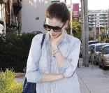 Anne Hathaway a eu un accident de voiture avec un cycliste à Santa Monica, Los Angeles, le 16 décembre 2009.
