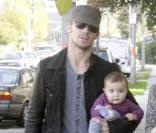 Cam Gigandet, sa compagne Dominique Geisendorff, et leur bébé Everleigh Ray se promènent à Los Angeles. 17/12/09