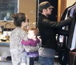Cam Gigandet, sa compagne Dominique Geisendorff, et leur bébé Everleigh Ray se promènent à Los Angeles. 17/12/09
