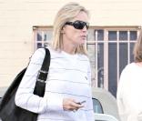 Sharon Stone sort d\'un centre medical de Beverly Hills, le 17 décembre 2009.