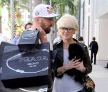 Kelly Osbourne fait du shopping avec un ami et une boule de poils noire à Los Angeles le 19 décembre 2009