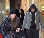 Coleen et Wayne Rooney font du shopping de Noël à Manchester avec leur petit Kai le 21 décembre 2009