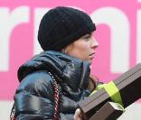 Coleen et Wayne Rooney font du shopping de Noël à Manchester avec leur petit Kai le 21 décembre 2009