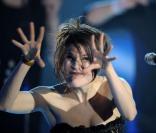 Quand la chanteuse Camille fait vibrer le Louvre et Versailles...