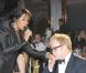 Pour remercier Kelly Rowland de son show exceptionnel, Elton John offre à la chanteuse un baise-main lors de la soirée de gala Grey Goose Vodka  - character &amp; cocktails - à Londres, au profit de la fondation Elton John le 23 décembre 2009. Quel G