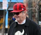 Jack Nicholson tente vaillamment de répondre aux attentes de ses proches dans les magasins à Aspen le 22 décembre 2009 